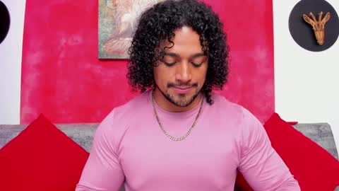 Snapshot of mike_estevess chatting on 01-05-25, 01:24 online show from 01-05-25, 01:24