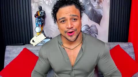 Snapshot of mike_estevess chatting on 12-15-25, 03:44 online show from 12-15-25, 03:44