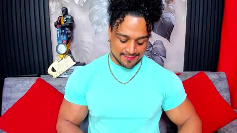 Snapshot of mike_estevess chatting on 12-18-25, 07:36 online show from 12-18-25, 07:36