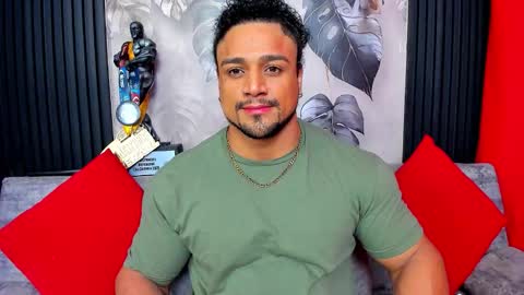 Snapshot of mike_estevess chatting on 12-22-25, 09:28 online show from 12-22-25, 09:28