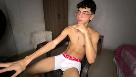 Snapshot of mike_pineapple chatting on 10-28-25, 03:43 Mike Pineapple online show from 10-28-25, 03:43