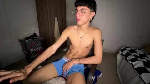 Snapshot of mike_pineapple chatting on 10-31-25, 03:40 Mike Pineapple online show from 10-31-25, 03:40