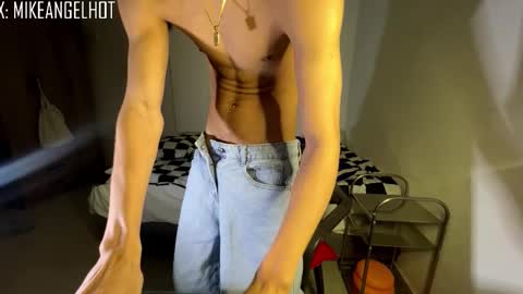 Snapshot of mike_pineapple chatting on 12-15-25, 07:29 Mike Pineapple online show from 12-15-25, 07:29