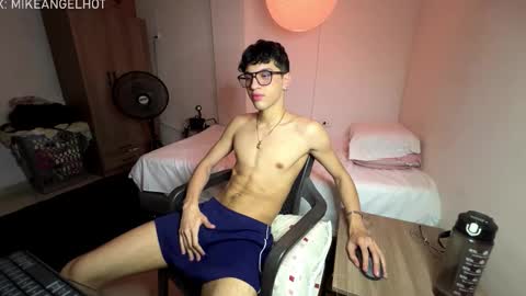 Snapshot of mike_pineapple chatting on 01-10-26, 03:52 Mike Pineapple online show from 01-10-26, 03:52