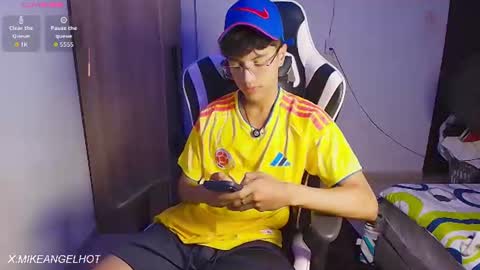 Mike Pineapple online show from 06-19-26, 03:33