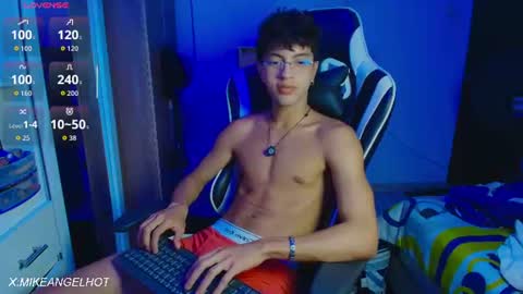 Mike Pineapple online show from 06-25-26, 03:39