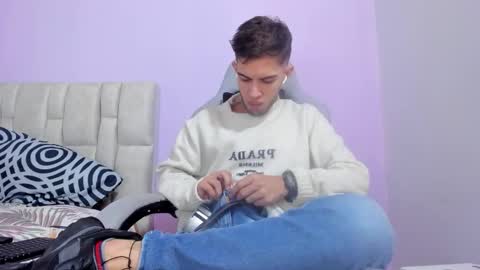 Snapshot of mikebradley15 chatting on 02-09-26, 02:04 mikebradley15 online show from 02-09-26, 02:04