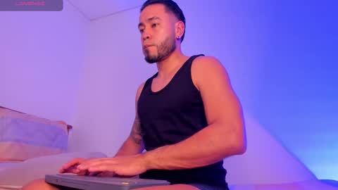 Snapshot of mikesantoss1 chatting on 11-18-25, 01:33 Mike online show from 11-18-25, 01:33