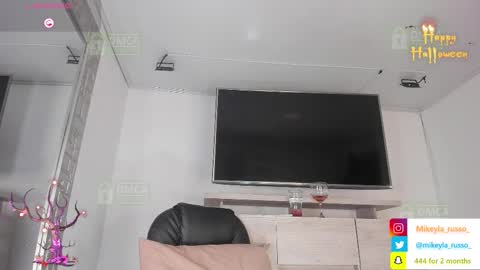 Snapshot of mikeyla_russo_ chatting on 10-10-25, 11:04 Mikeyla  online show from 10-10-25, 11:04