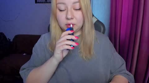 Snapshot of mila_foxxxy chatting on 11-11-25, 10:15 Mila shy sensual person online show from 11-11-25, 10:15