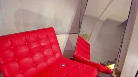 Snapshot of milan_roux chatting on 01-04-25, 08:17 Milane online show from 01-04-25, 08:17