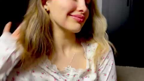 Snapshot of mileyy_cute chatting on 03-11-26, 11:00 mileyy_cute online show from 03-11-26, 11:00