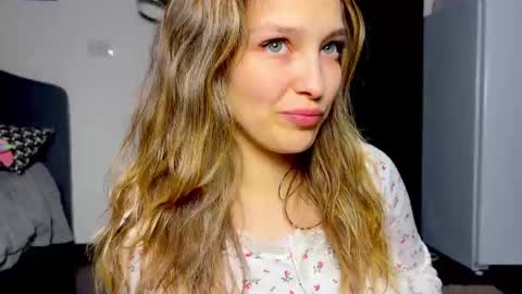 Snapshot of mileyy_cute chatting on 03-15-26, 12:49 mileyy_cute online show from 03-15-26, 12:49