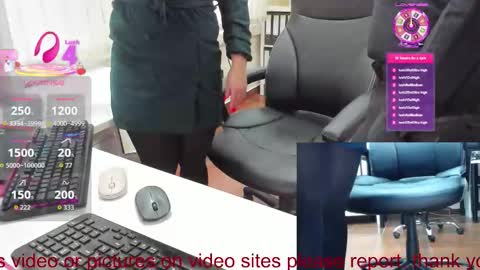 Snapshot of milf_viktoria chatting on 11-19-25, 11:32 Viktoria online show from 11-19-25, 11:32