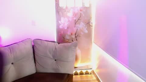 Snapshot of milfrosalie chatting on 05-08-26, 12:21 Rosalie online show from 05-08-26, 12:21