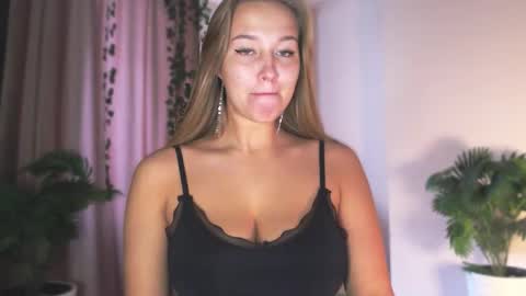 Snapshot of milk_bunny_ chatting on 12-19-25, 07:59 milk_bunny_ online show from 12-19-25, 07:59