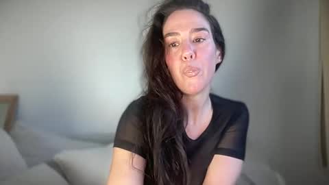 Snapshot of milkandhoneylullabies chatting on 09-12-25, 12:27 Milk online show from 09-12-25, 12:27