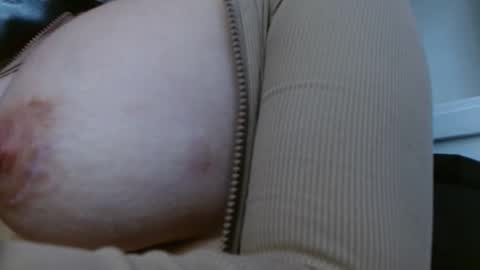 Snapshot of milker_amira chatting on 12-15-25, 06:34 Amira online show from 12-15-25, 06:34