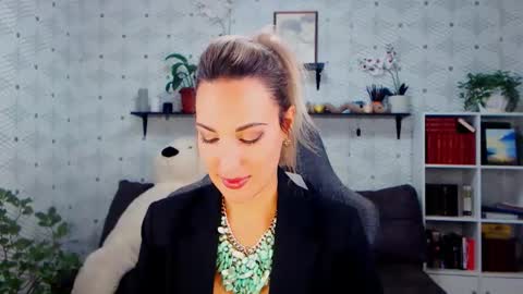 MillaXQueen online show from 10-25-25, 03:18