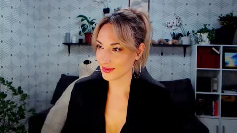 MillaXQueen online show from 11-30-25, 02:43