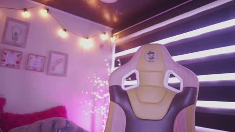 Snapshot of milly_kenner chatting on 03-05-25, 07:27 MILLY online show from 03-05-25, 07:27