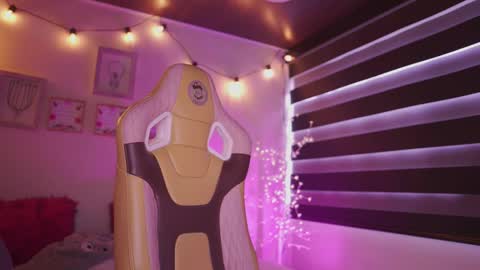 Snapshot of milly_kenner chatting on 12-02-25, 07:20 MILLY online show from 12-02-25, 07:20