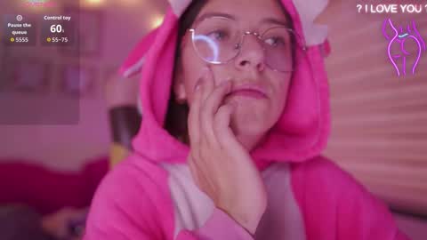 Snapshot of milly_kenner chatting on 03-12-26, 09:32 MILLY online show from 03-12-26, 09:32