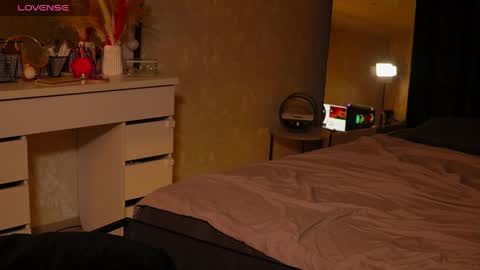 Snapshot of mindlure chatting on 04-07-26, 02:39 Emily online show from 04-07-26, 02:39