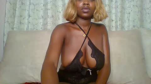 Snapshot of mini_barbie chatting on 01-21-25, 07:28 STRAWBERRY online show from 01-21-25, 07:28