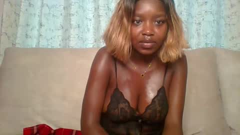 Snapshot of mini_barbie chatting on 01-22-25, 04:02 STRAWBERRY online show from 01-22-25, 04:02