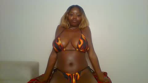 Snapshot of mini_barbie chatting on 02-01-25, 11:37 STRAWBERRY online show from 02-01-25, 11:37