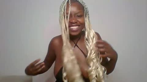 Snapshot of mini_barbie chatting on 02-21-25, 12:38 STRAWBERRY online show from 02-21-25, 12:38