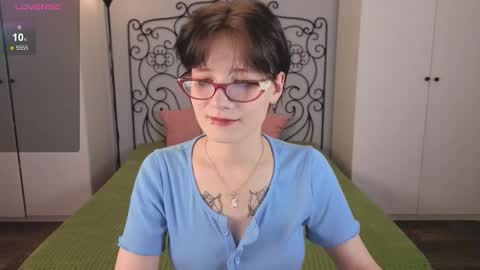 Snapshot of mint_fairy chatting on 09-26-25, 03:16 Olivia online show from 09-26-25, 03:16