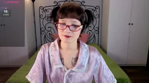 Snapshot of mint_fairy chatting on 10-18-25, 05:57 Olivia online show from 10-18-25, 05:57