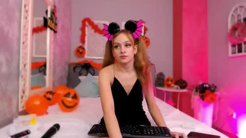 Snapshot of mira_glow chatting on 10-29-25, 06:09 Mira online show from 10-29-25, 06:09