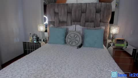 Snapshot of mirandacollins_ chatting on 05-21-26, 01:12 Miranda online show from 05-21-26, 01:12