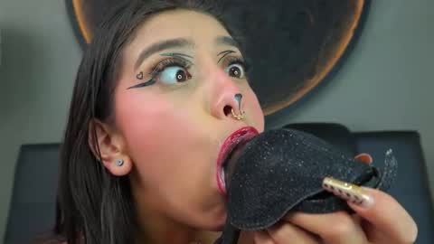 Snapshot of miss___sabrina chatting on 12-16-25, 06:24 Sabrina online show from 12-16-25, 06:24