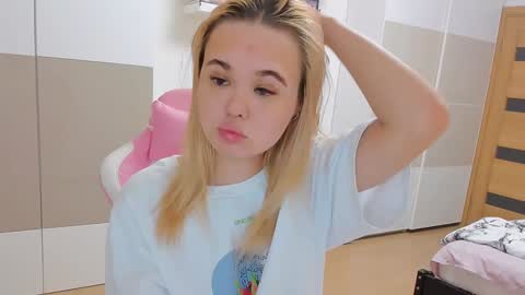 Snapshot of miss__selena chatting on 02-08-25, 02:16 miss__selena online show from 02-08-25, 02:16