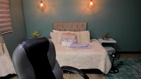 Cataleya online show from 12-18-25, 11:49