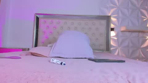 Snapshot of miss_emilystar chatting on 06-11-26, 12:32 miss_emilystar online show from 06-11-26, 12:32