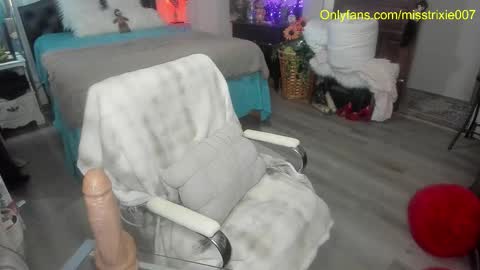 Trixie007 online show from 11-13-25, 07:46