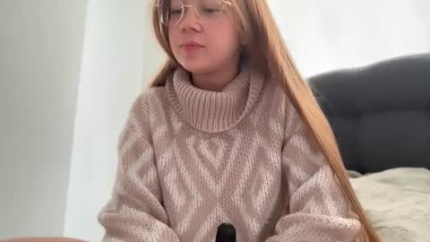 Snapshot of missameliah chatting on 02-12-26, 12:33 Ameliahs online show from 02-12-26, 12:33