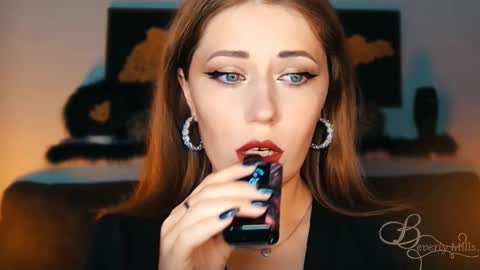 Snapshot of missbeverlymills chatting on 09-17-25, 07:04 The divine Beverly online show from 09-17-25, 07:04