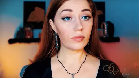 Snapshot of missbeverlymills chatting on 11-22-25, 08:13 The divine Beverly online show from 11-22-25, 08:13