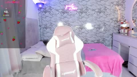 Snapshot of missgissel chatting on 02-11-26, 04:45 Gisell Gigi online show from 02-11-26, 04:45