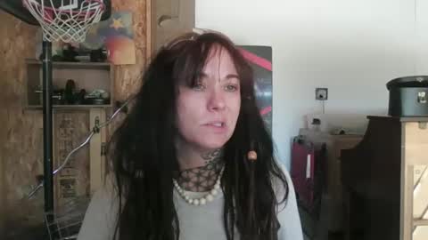 misshoneybadger333 online show from 10-19-25, 08:09