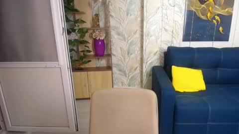 MissLaura online show from 11-17-25, 05:46