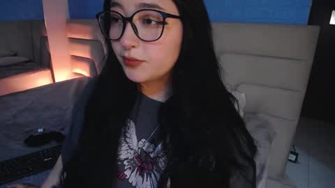 Snapshot of missloise chatting on 10-12-25, 04:11 Miss Loise online show from 10-12-25, 04:11