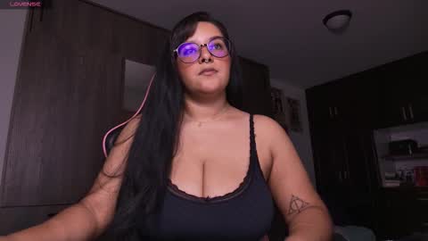 Snapshot of missmoonn chatting on 11-09-25, 09:24 MissMoon online show from 11-09-25, 09:24