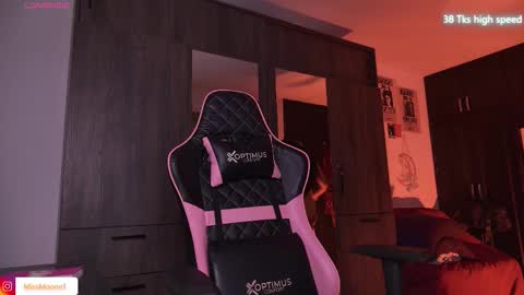 Snapshot of missmoonn chatting on 02-01-26, 05:11 MissMoon online show from 02-01-26, 05:11